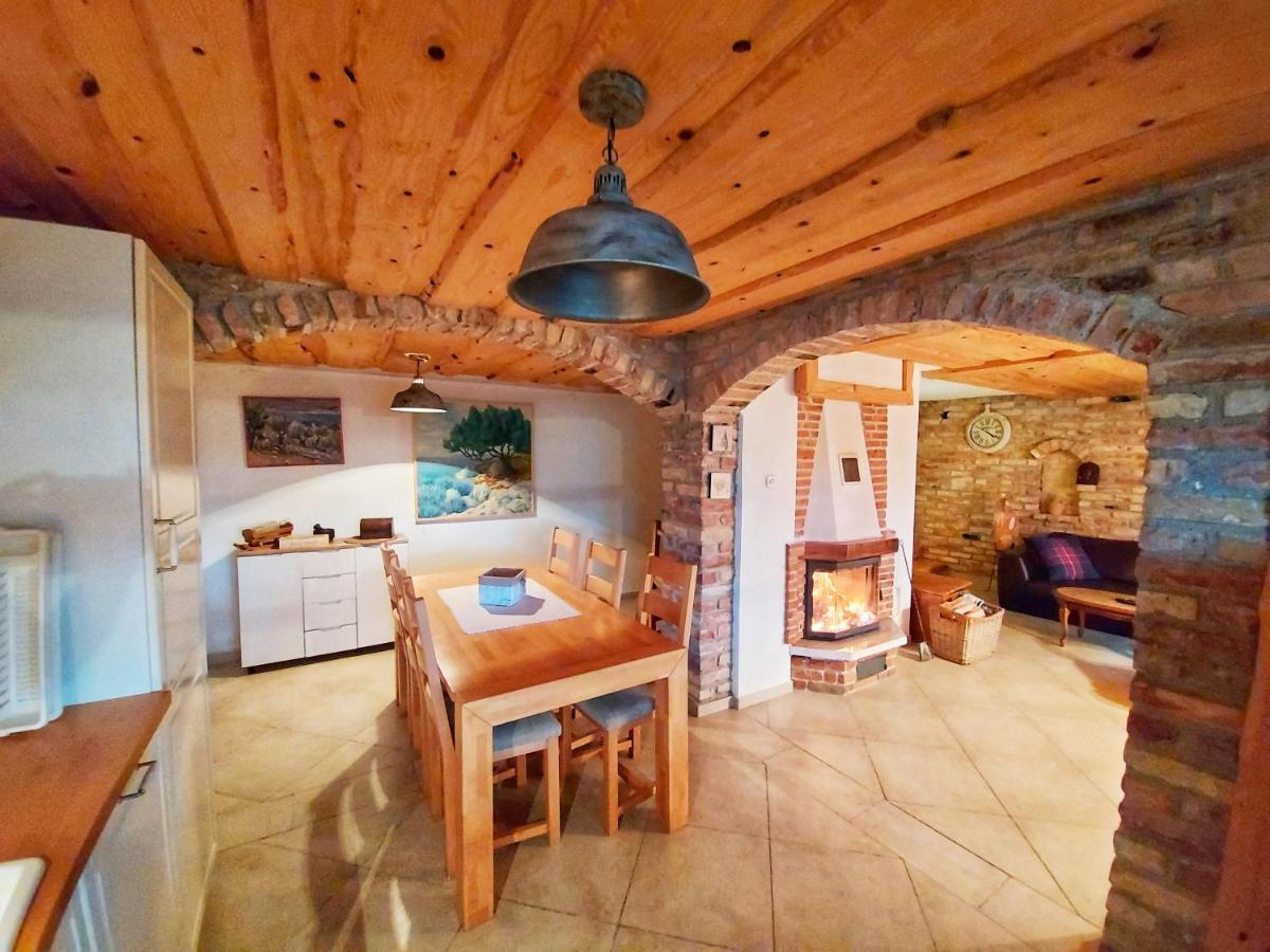 Peter'S Pine Cottage Korenica Kültér fotó