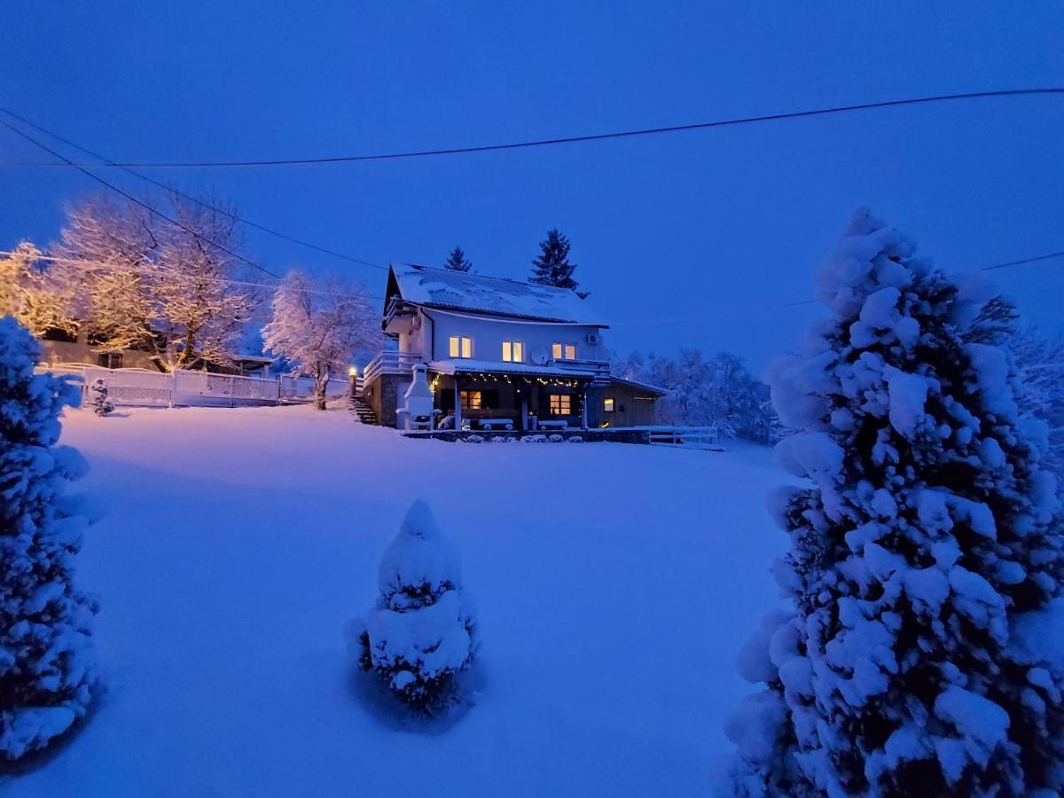 Peter'S Pine Cottage Korenica Kültér fotó